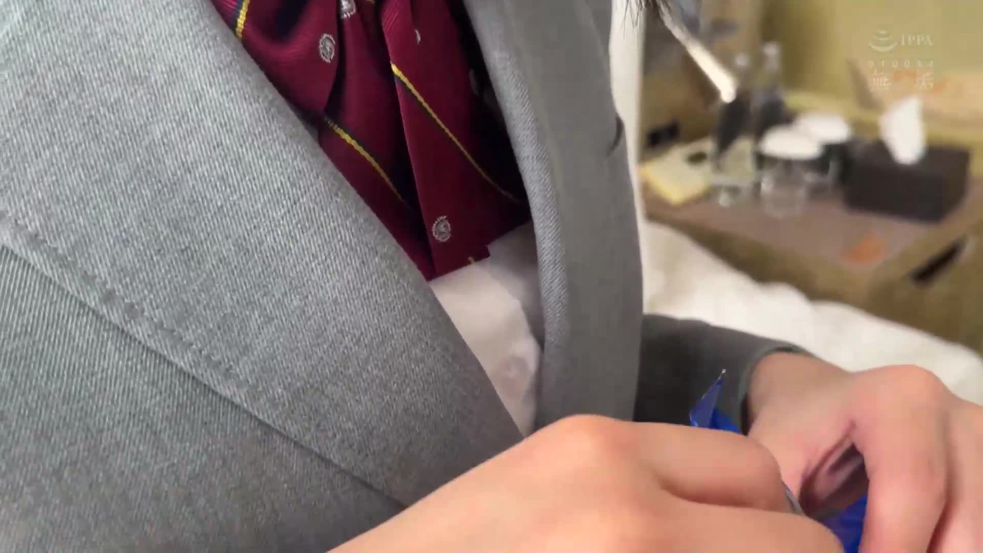 正值青春年華的制服少女逃離修學旅行，與父親世代的叔叔約會親吻。之後一直待在飯店裡，一次又一次地感受成人的中出性愛。虹村由美 - AV大平台 - 中文字幕，成人影片，AV，國產，線上看