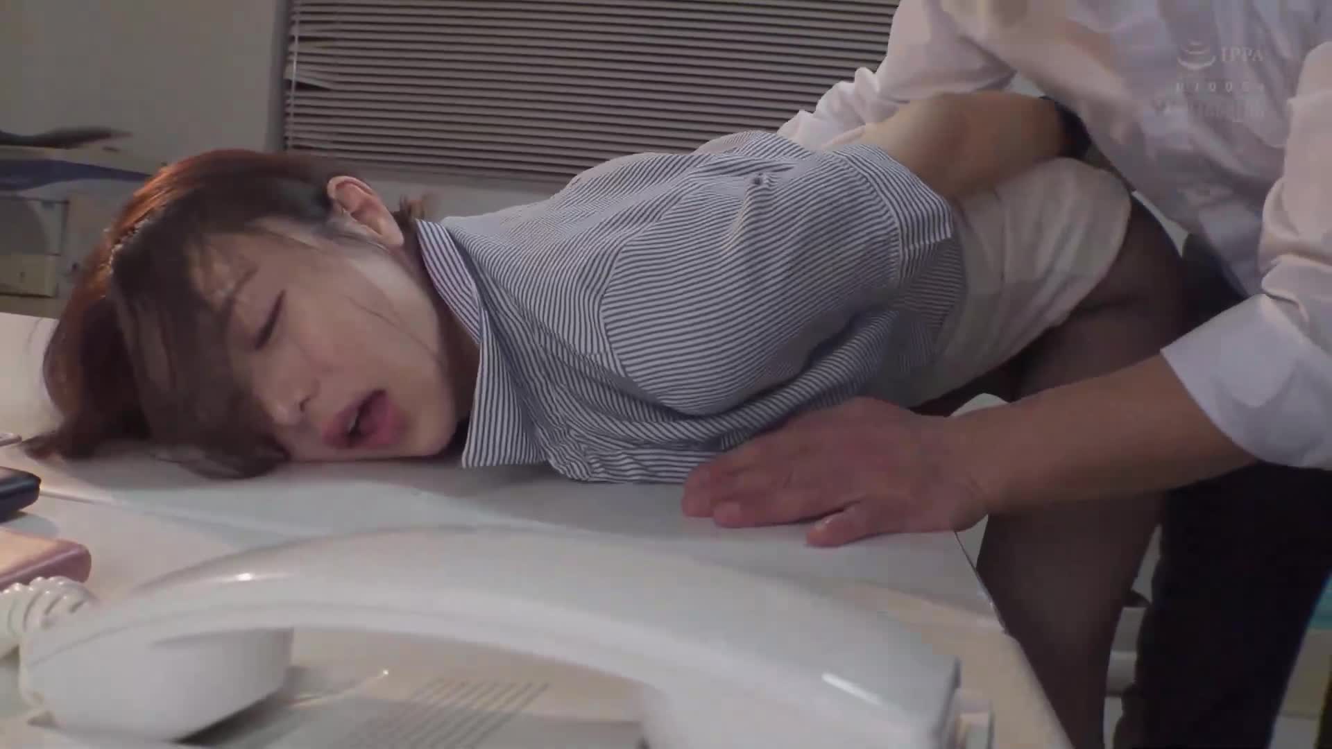 無能的部下用吸引器不斷刺激女上司的陰蒂，直到她的下半身顫抖不已。白峰美羽 - AV大平台 - 中文字幕，成人影片，AV，國產，線上看