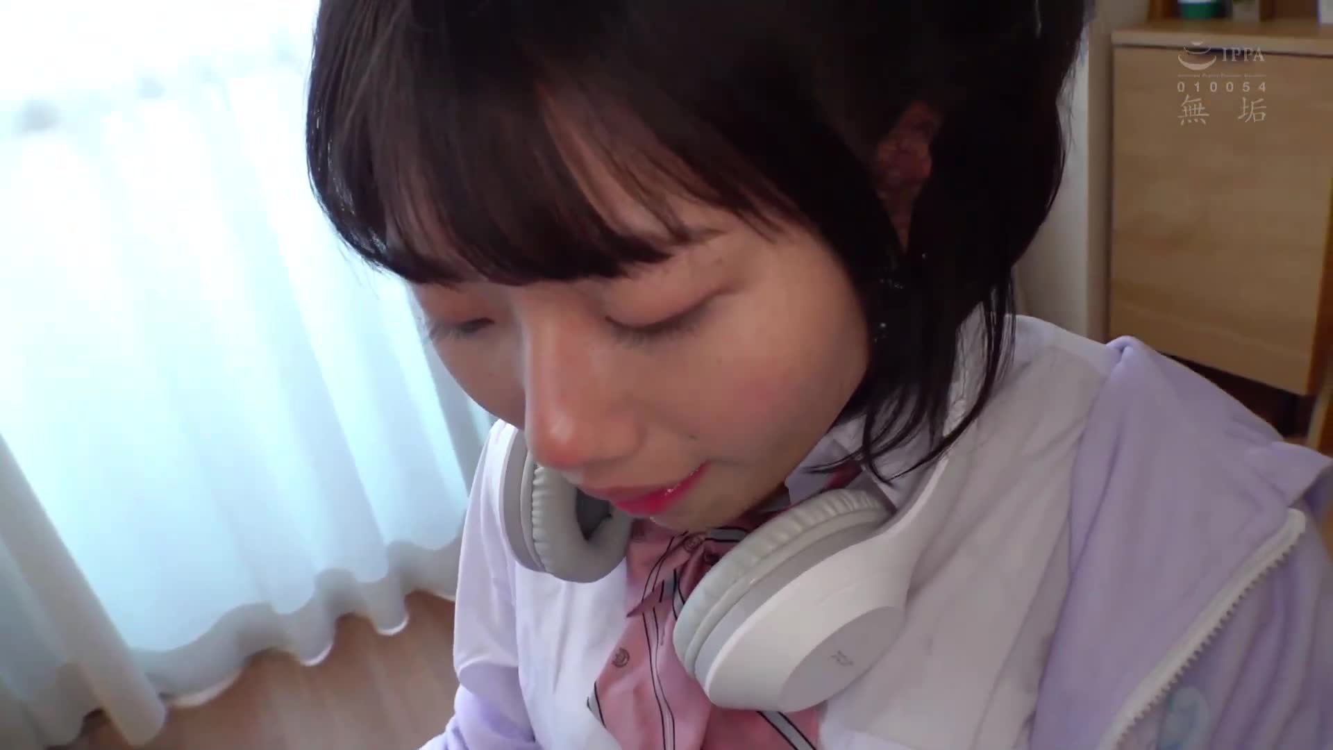 一個性慾爆棚的女孩，笑容滿面地展現著她真實的本能，經歷了一場汗流浹背、充滿慾望的性愛。她吞噬了一個年長的男人，整天沉迷於性愛，用她的身體為她服務。市川理紅 - AV大平台 - 中文字幕，成人影片，AV，國產，線上看
