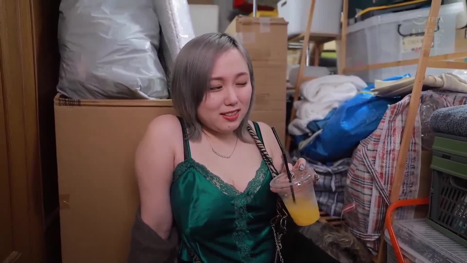 性感藥物販賣者的巨乳妻子，在被關進女子監獄之前，與丈夫和同伴一起進行混亂的激情中出。 - AV大平台 - 中文字幕，成人影片，AV，國產，線上看