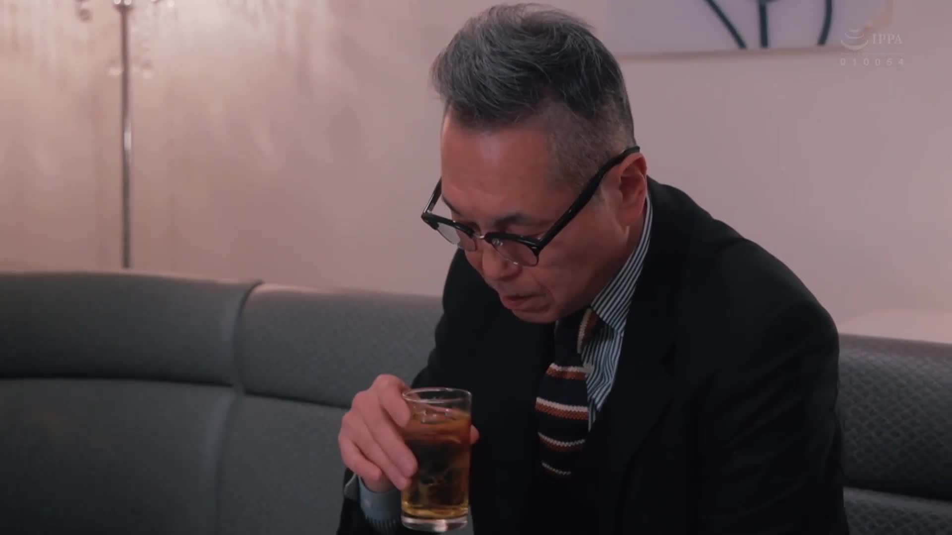 高級夜總會的人妻，在客人的汗水和體液中沾滿，在打烊後的中出枕営業。木下凛凛子 - AV大平台 - 中文字幕，成人影片，AV，國產，線上看