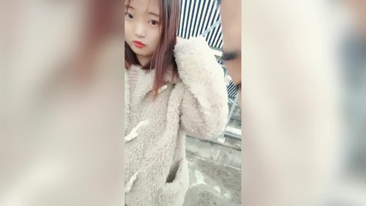 潮州戶外嫖妓達人小哥搭訕個很嫩的站街妹上樓頂冒著大風啪啪 - AV大平台 - 中文字幕，成人影片，AV，國產，線上看