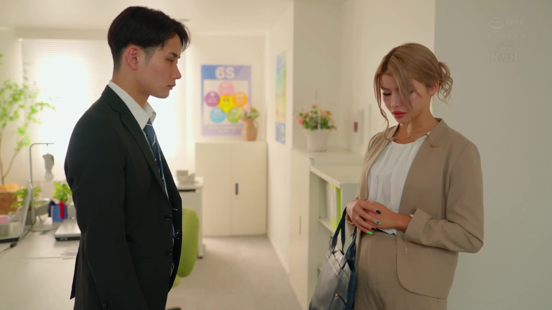 在醉酒的狀態下，黑色的淫蕩女上司黑咲華為了勢力而不斷地吸吮部下的陰莖的淫酒性愛。黒咲華 - AV大平台 - 中文字幕，成人影片，AV，國產，線上看