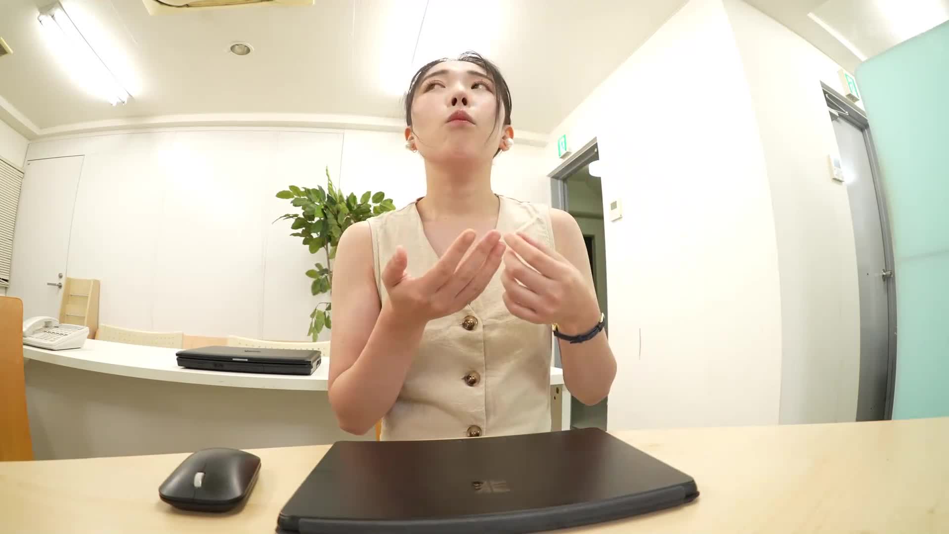 [AI解碼版]【偷窺性騷擾】在辦公室加班時，只有兩個人在，用催情利尿劑刺激了變得早洩敏感的年輕女下屬，迫使她多次尿失禁高潮的大屁股OL 皆月光 - AV大平台 - 中文字幕，成人影片，AV，國產，線上看