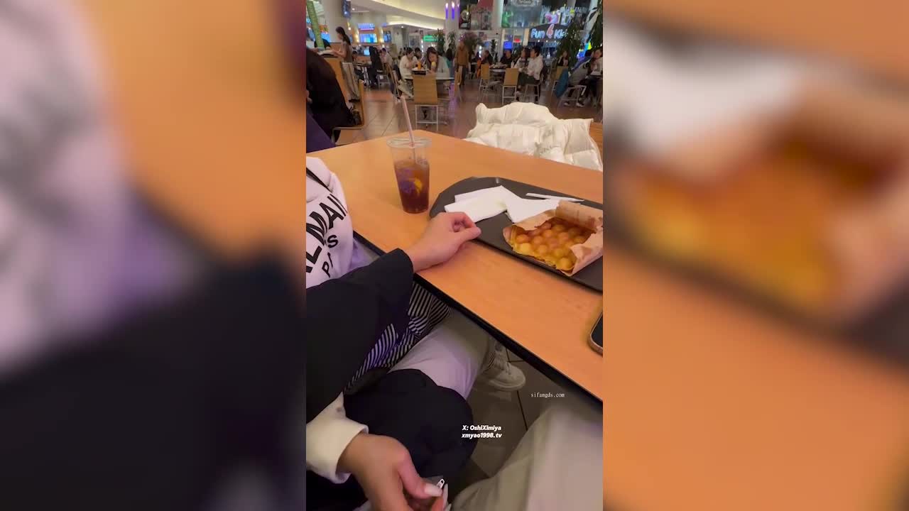 超美整活禦姐-汐夢瑤-在全是人的商場裡幫別人打飛機，期間一直有人經過，太刺激了，最後把精液射在雞蛋仔上再全部吃下去，色氣滿滿~ - AV大平台 - 中文字幕，成人影片，AV，國產，線上看