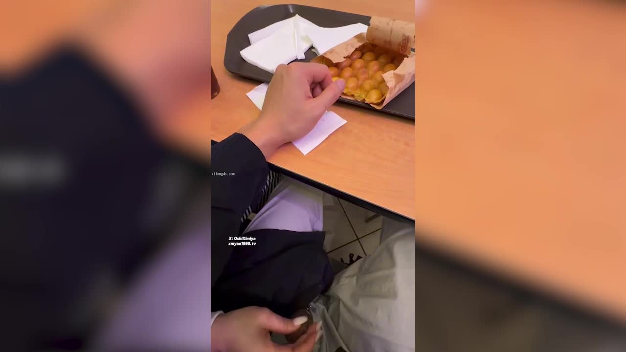 超美整活禦姐-汐夢瑤-在全是人的商場裡幫別人打飛機，期間一直有人經過，太刺激了，最後把精液射在雞蛋仔上再全部吃下去，色氣滿滿~ - AV大平台 - 中文字幕，成人影片，AV，國產，線上看