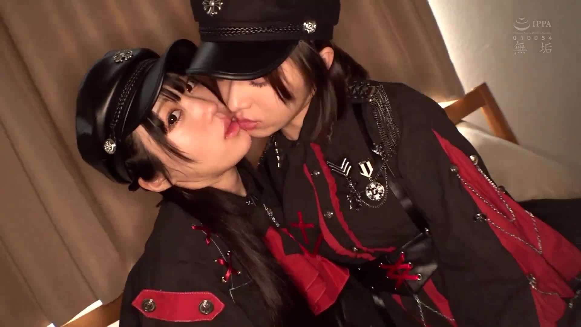 新鮮感十足的洛●塔服的親密二人組。夾在百合之間瘋狂亂交的發情穿著交配。有馬美玖 小島未來 - AV大平台 - 中文字幕，成人影片，AV，國產，線上看