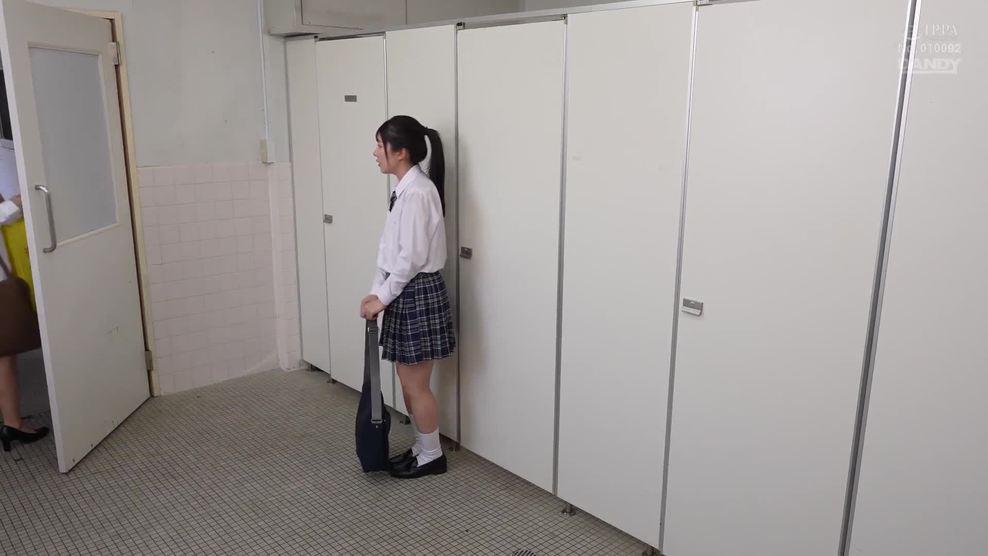 「被同性戀女孩弄濕的原因是你的錯」即使男朋友在旁，性慾高漲的同性戀女性仍然以令人討厭的方式用手摸著背後可愛女友的敏感部位誘惑她。 - AV大平台 - 中文字幕，成人影片，AV，國產，線上看